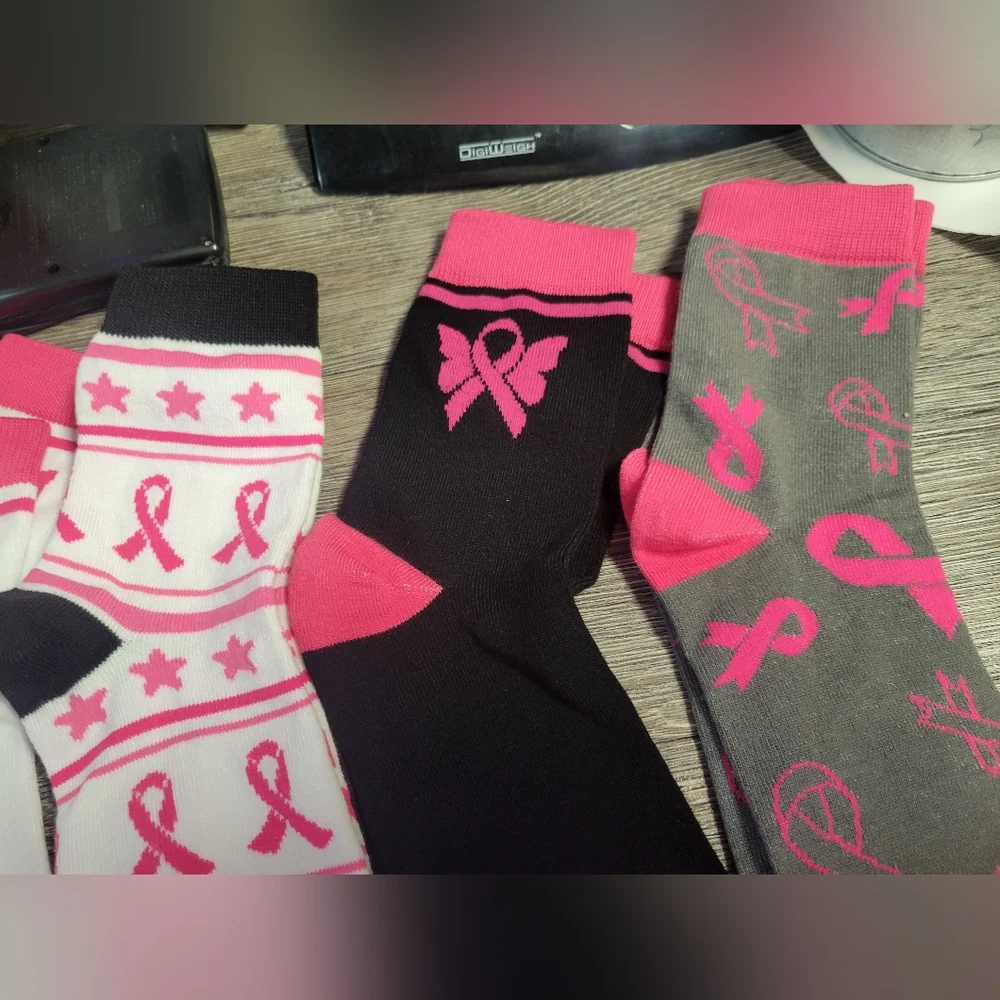 5 Pair Women's Socks Breast Cancer Awareness Crew Length NWOT A2‎